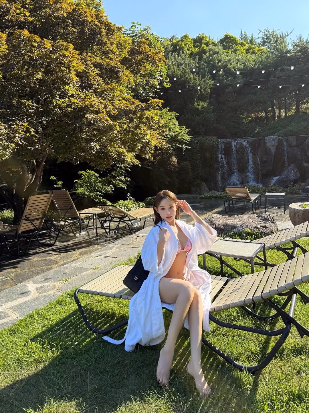 Điểm nhấn là vòng eo "con kiến" săn chắc và đường cong chữ S quyến rũ. Làn da trắng mịn cùng với thần thái rạng rỡ, sang chảnh của cựu hot girl Hà thành đã chiếm trọn spotlight.