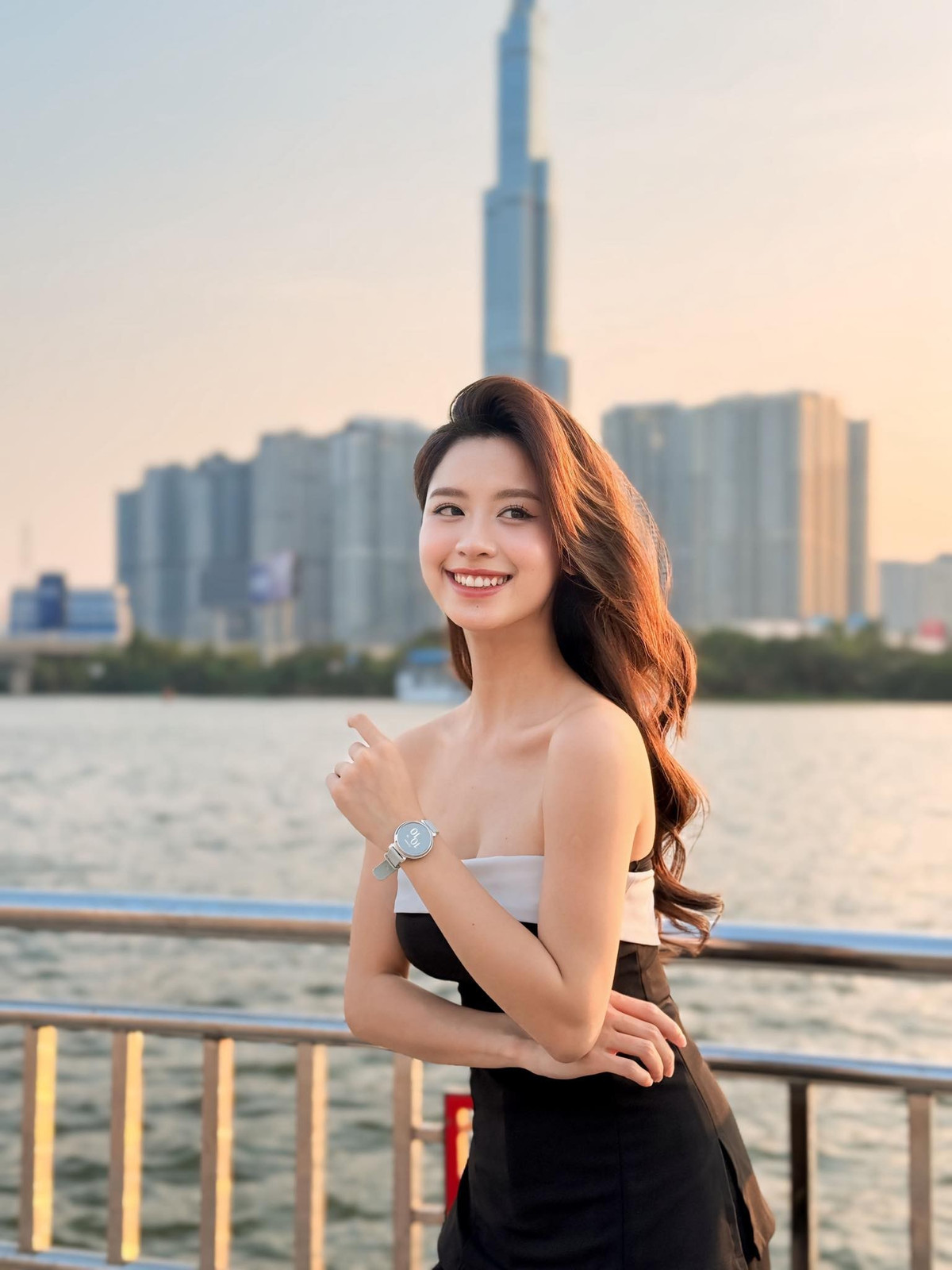 Hàn Hằng theo đuổi ngành học chẳng liên quan gì đến "niềm đam mê" của cô trên mạng. Cô là cựu sinh viên khoa Thanh nhạc Đại học Văn hoá Thể thao và Du lịch Thanh Hoá. Hot girl tốt nghiệp năm 2021.