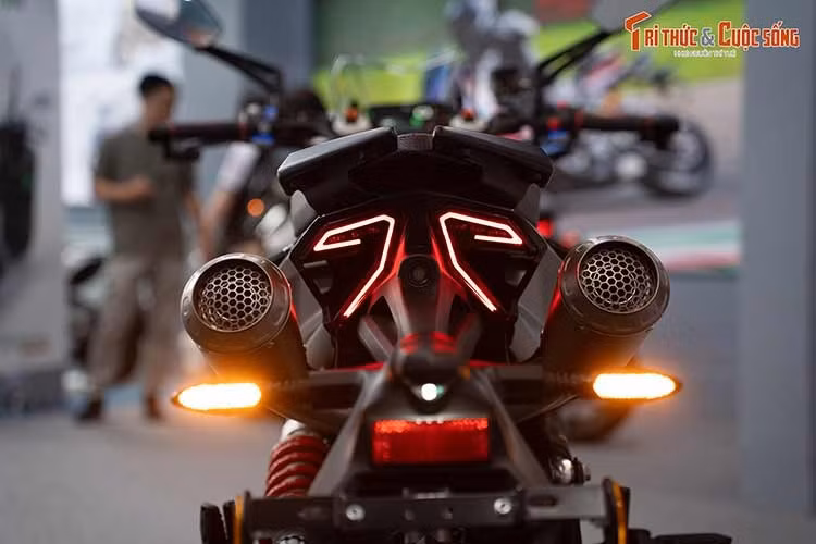 Mang trong mình vóc dáng xe maxi scooter, tuy nhiên Dragster 700 Twin vẫn sử dụng hộp số côn tay 6 cấp, truyền động bằng nhông sên dĩa, đi kèm động cơ xi-lanh đôi đặt song song dung tích 698cc, làm mát bằng dung dịch, sản sinh công suất 68 mã lực và momen xoắn 70Nm.