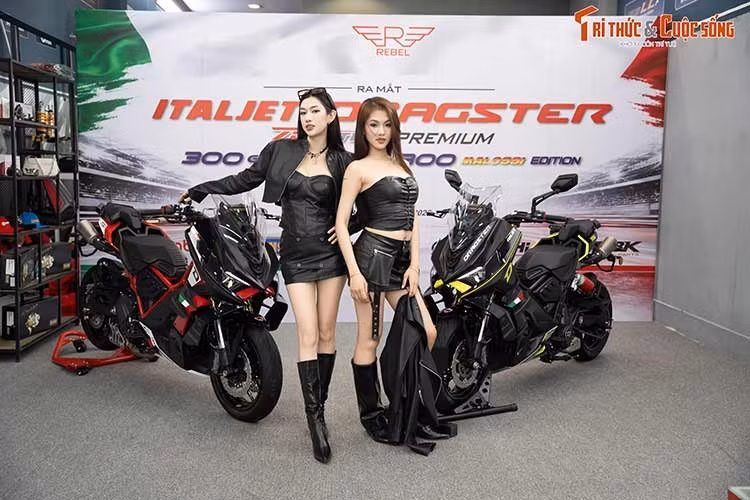 Mới đây, nhà phân phối xe máy nhập khẩu Cub Shop Ở TP.HCM đã chính thức giới thiệu mẫu xe môtô Italjet Dragster 700 Twin Premium Edition mang ngôn ngữ thiết kế hầm hố, sắc bén và mang đậm tính khí động học.