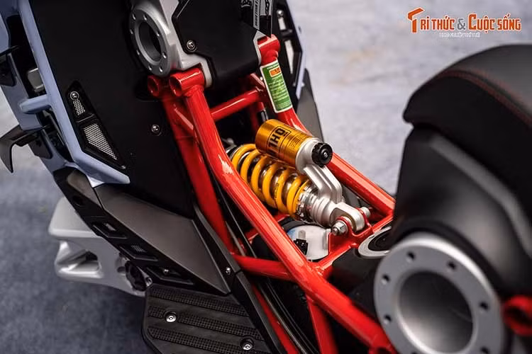 Tại thị trường Việt Nam, Italjet Dragster 700 Twin Premium Edition có mức giá dự kiến khoảng 428 triệu đồng (đã bao gồm VAT). Theo đơn vị phân phối cho biết lô xe Italjet Dragster 700 Twin về Việt Nam lần này có 25 chiếc, được nhập khẩu từ nhà máy ở Trung Quốc với hai lựa chọn màu sắc.