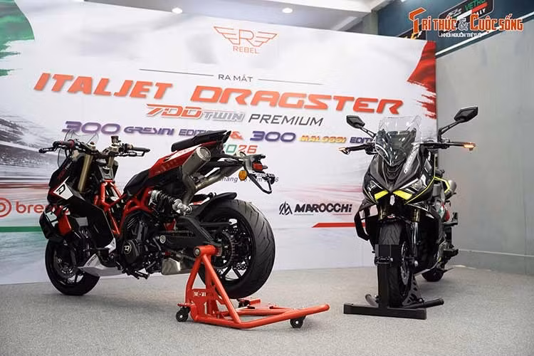 Bên cạnh mẫu Dragster 700 Twin, nhà phân phối còn giới thiệu mẫu Dragster 300 Gresini Edition. Mẫu xe tay ga này được thiết kế lấy cảm hứng từ đường đua MotoGP, thể hiện ở bộ tem xanh – đỏ đặc trưng của đội đua Gresini Racing.