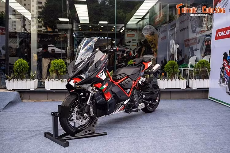 Với thiết kế loại bỏ hoàn toàn sự tiện dụng, mẫu xe Italjet Dragster 700 Twin Premium Edition này chỉ dành cho những người đam mê sưu tâm xe độc lạ, đặc biệt là các mẫu môtô phân khối lớn có thiết kế nghệ thuật cơ khí đậm chất châu Âu.