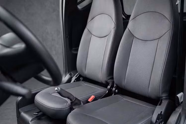Đặc biệt, Honda SH còn là một trong những mẫu xe tay ga giữ giá tốt tại thị trường Việt Nam. Sau vài năm sử dụng, giá trị chuyển nhượng thường không giảm quá sâu như nhiều phương tiện mới xuất hiện trên thị trường.