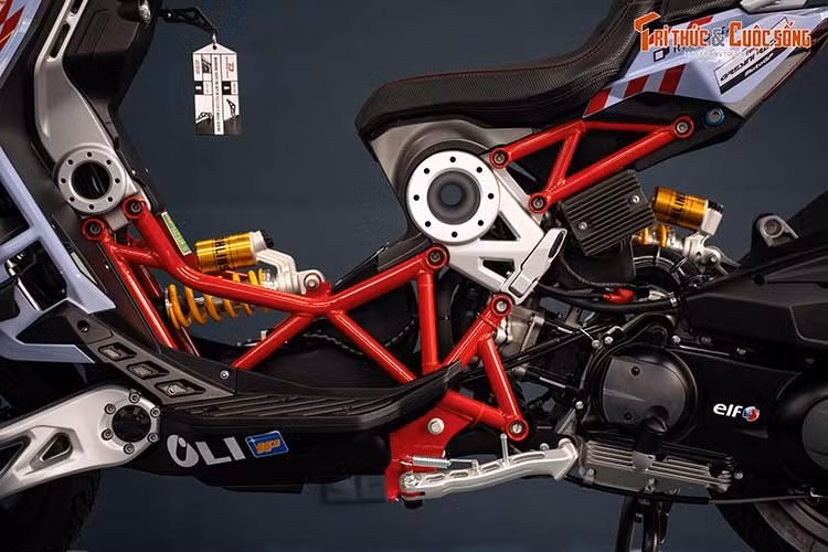 Với mức giá lên tới 428 triệu đồng, Italjet Dragster 700 Twin Premium Edition bán ra đắt ngang ngửa, thậm chí hơn một số mẫu ôtô cỡ nhỏ như Hyundai Grand i10 (360-455 triệu đồng) hay Kia Morning (325-439 triệu đồng), và cao hơn VinFast VF 3 (giá niêm yết 302-315 triệu đồng).