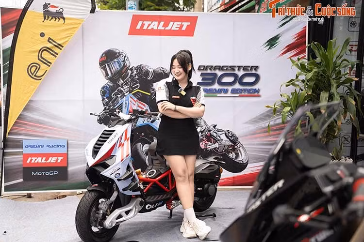 Hãng xe Ý đã mang đến một mẫu xe tay ga cực đoan và phá cách khi loại bỏ hoàn toàn tính thực dụng vốn có của dòng xe tay ga. Xe không có cốp chứa đồ dưới yên hay các tiện ích phổ thông, toàn bộ không gian được nhường chỗ cho các chi tiết cơ khí và tối ưu hiệu suất khí động học.