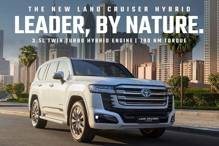 Toyota vừa trình làng Land Cruiser 300 Hybrid tại thị trường Trung Đông, khởi điểm từ Các Tiểu vương quốc Ả Rập Thống nhất (UAE). Đây là phiên bản hybrid đầu tiên của dòng xe Land Cruiser, đánh dấu bước chuyển mình của mẫu SUV biểu tượng sang công nghệ điện hóa nhưng vẫn giữ vững chất "xe địa hình thực thụ".