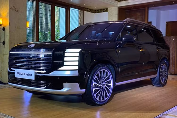 Phiên bản cao nhất Calligraphy AWD có giá 1,359 triệu rupiah (2,17 tỷ đồng). Với thiết kế sang trọng, động cơ mạnh mẽ và công nghệ hiện đại, Hyundai Palisade Hybrid đang được kỳ vọng sẽ trở thành đối thủ đáng gờm trong phân khúc SUV cỡ lớn tại Đông Nam Á.
