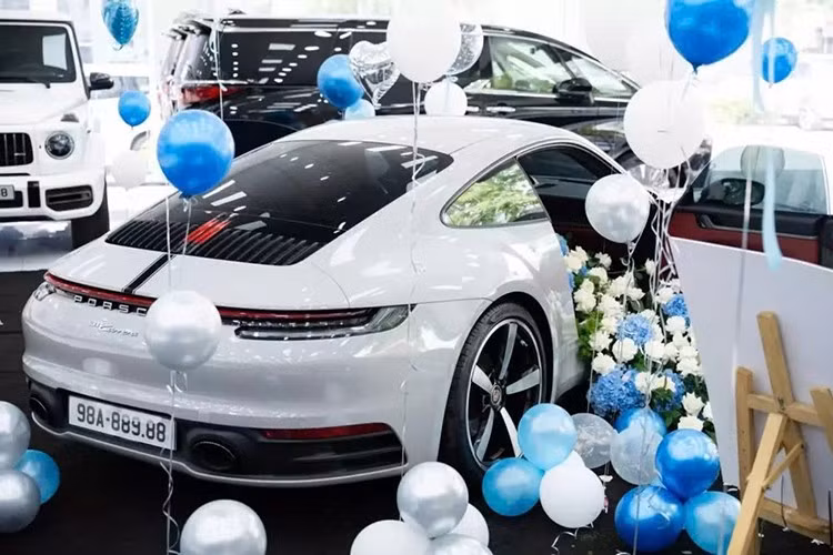 Theo tìm hiểu, chiếc xe Porsche 911 992 này từng thuộc sở hữu của 1 vận động viên thể hình ở Đắk Lắk, xe có màu xám cùng với đó là nội thất đỏ đẹp mắt, nhưng thiếu tùy chọn cửa sổ trời. Để xứng đôi với chiếc xe mới tậu, anh cũng chi ra 185 triệu đồng đấu giá biển số đẹp 98A-889.88.