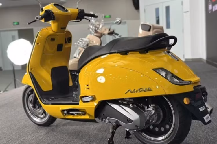 Ngoài ra, Honda NS150LA cũng được nhà sản xuất trang bị hệ thống phanh đĩa cả phía trước. Xe còn có cả ABS kênh đôi và hệ thống kiểm soát lực kéo đưa tới khả năng vận hành an toàn cho người sử dụng.