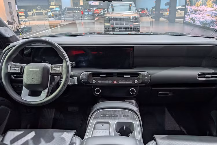 Khoang lái của Palisade Hybrid mang đậm phong cách Genesis, pha trộn hiện đại và sang trọng. Các chi tiết như cửa gió điều hòa hình oval, tay nắm cửa tròn và màn hình cong 12,3 inch tích hợp liền khối với bảng điều khiển trung tâm đều gợi nhớ đến các mẫu SUV cao cấp.