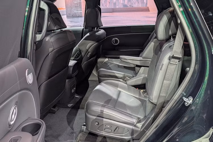 Điểm nhấn đáng chú ý nhất trên Hyundai Palisade Hybrid 2025 là hệ truyền động hoàn toàn mới. Thay vì sử dụng động cơ diesel như trước, xe được trang bị hệ hybrid gồm động cơ xăng Smartstream G 2.5 Turbo kết hợp mô-tơ điện.