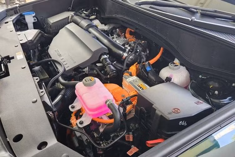 Cụ thể, động cơ xăng 2.497 cc tăng áp phun xăng trực tiếp cho công suất tổng hợp 330 mã lực và mô-men xoắn cực đại 460 Nm. Động cơ điện có công suất 54 kW (tương đương 72 mã lực) và mô-men xoắn 264 Nm, đi kèm bộ pin lithium-ion dung lượng 1,65 kWh. Tất cả các phiên bản Palisade Hybrid bán tại Indonesia đều sử dụng hệ truyền động này.