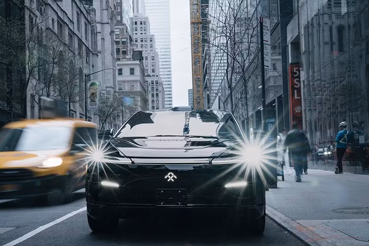 Năm 2025, tình hình kinh doanh của doanh nghiệp này còn “bết bát” hơn nữa, khi chỉ bán được 2 xe trong cả quý I, doanh thu khiêm tốn 300.000 USD trong cả quý đầu năm. Báo cáo tài chính chỉ ra Faraday Future đã chịu khoản lỗ ròng hơn 48,2 triệu USD. Đáng chú ý, nhiều xe trong số đó được bán cho lãnh đạo công ty hoặc các nhân vật nổi tiếng thay vì khách hàng phổ thông.