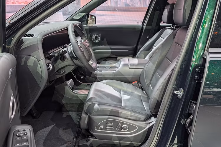 Cần số được đặt phía sau vô lăng – thiết kế hiện đại thường thấy trên các mẫu Hyundai đời mới. Hệ thống điều hòa và giải trí vẫn giữ lại các nút bấm vật lý nhằm tối ưu trải nghiệm người dùng.