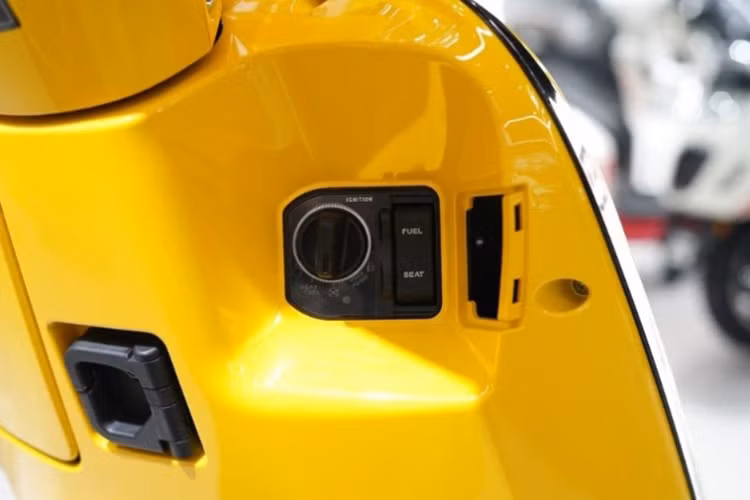 Về sức mạnh, xe được trang bị động cơ 150cc, sử dụng hệ thống phun xăng điện tử PGM-FI, khởi động êm ái với hệ thống ACG, và chức năng Idling Stop giúp tiết kiệm nhiên liệu khi dừng xe. Dung tích bình xăng lên đến 8,2 lít, cho quãng đường chạy hơn 350 km mỗi lần đổ đầy.