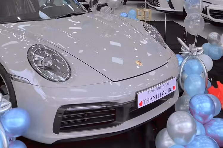 Chiếc Porsche 911 này có màu xám với nhiều chi tiết sơn đen tạo điểm nhấn, xe có bộ mâm 5 chấu đơn phay đẹp mắt, sơn 2 màu tương phản.So với phiên bản 991, Porsche 911 992 đã được thay đổi thiết kế của một số chi tiết như cụm đèn hậu, nắp cốp sau và cản sau.