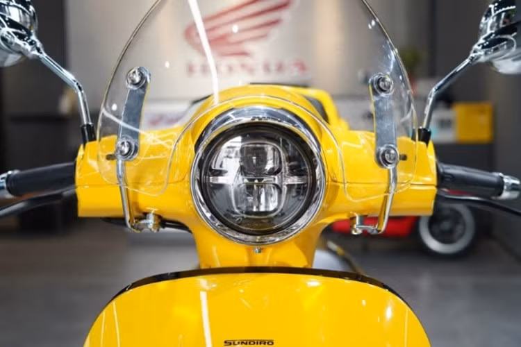 Mẫu tay ga cổ điện từ Honda được trang bị cụm đồng hồ dạng TFT hiện đại, hiển thị đầy đủ các thông số máy giúp người điều khiển nắm bắt tình trạng xe một cách dễ dàng.