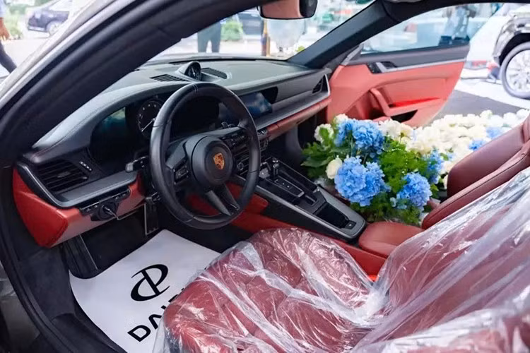 Ngoài ra, bên trong xe còn được tích hợp thêm một số trang bị cao cấp như hệ thống màn hình giải trí kích thước 10,9 inch, màn hình công-tơ-mét dạng LCD, ghế da cao cấp chỉnh điện 18 hướng, ốp trang trí carbon...