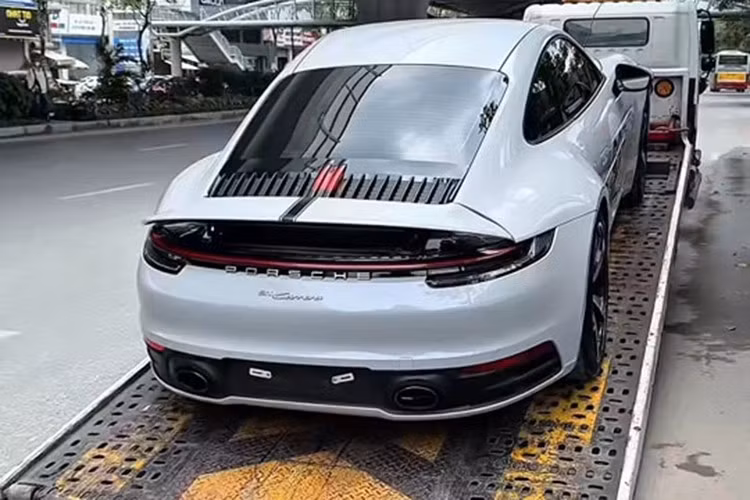 Theo thông tin từ phía hãng xe thể thao Đức, Porsche 911 992 giờ đây chỉ mất thời gian 3,7 giây để có thể tăng tốc từ vị trí xuất phát lên 100 km/h trước khi đạt vận tốc tối đa 308 km/h.