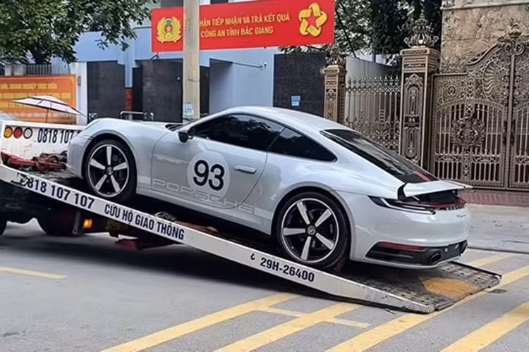 Được biết, tay chơi Bắc Giang đã chi khoảng hơn 6 tỷ đồng để sở hữu 1 trong những chiếc xe Porsche 911 992 lướt đẹp nhất này. Đây cũng được xem là chiếc 911 992 đầu tiên có mặt tại Bắc Giang.