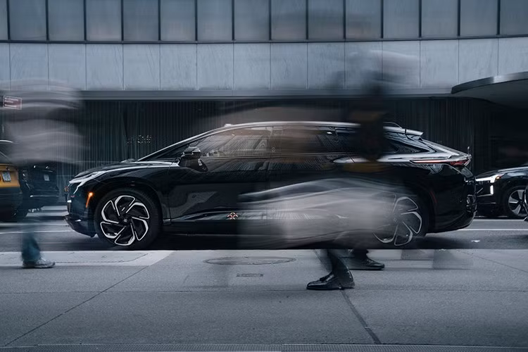 Dù được thành lập hơn 10 năm trước, Faraday Future vẫn chịu nhiều hoài nghi liên quan đến năng lực sản xuất và giao xe. Kể từ khi bắt đầu sản xuất mẫu FF 91 vào tháng 3/2023, hãng mới chỉ giao tổng cộng 16 xe – trong đó có 10 chiếc bán ra năm 2023 và thêm 4 chiếc trong năm 2024.