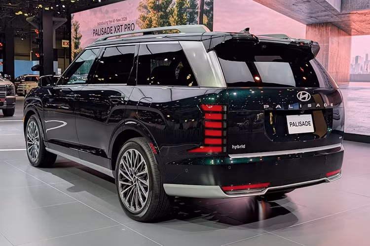 Xe có tổng cộng 3 phiên bản, với giá bán dao động từ 1,105 đến 1,359 triệu rupiah, tương đương 1,77 - 2,17 tỷ đồng. Cụ thể, bản tiêu chuẩn Signature có giá 1,105 triệu rupiah (khoảng 1,77 tỷ đồng), trong khi bản cao cấp Calligraphy được niêm yết ở mức 1,274 triệu rupiah (hơn 2 tỷ đồng).