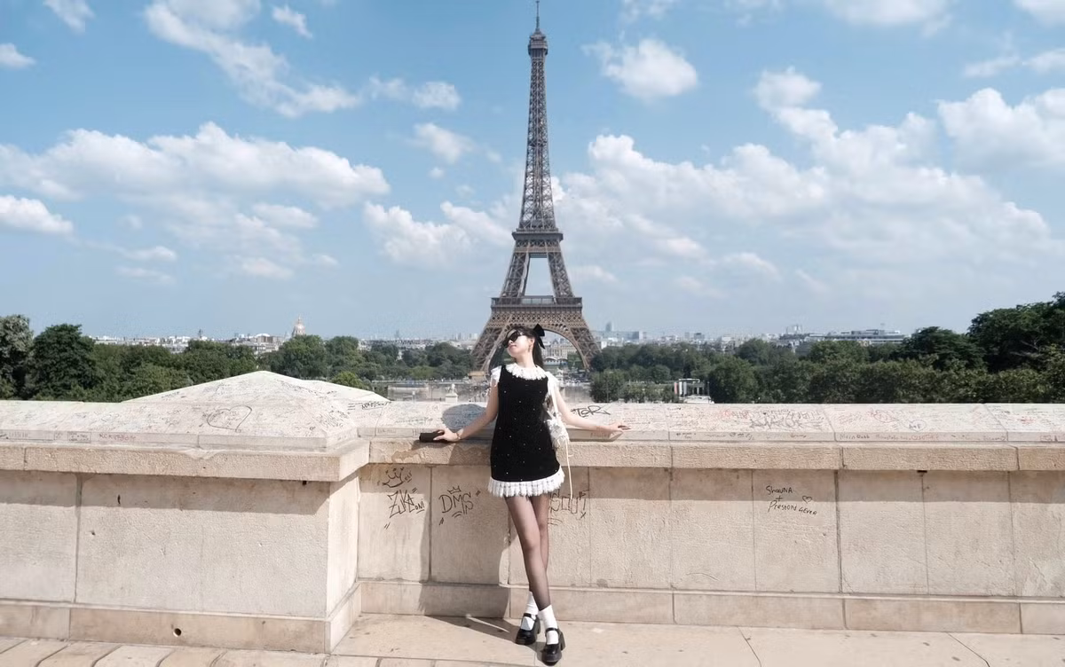 Đáng chú ý, Lọ Lem còn khéo léo phối hợp phụ kiện như túi cói mây, mắt kính thời trang và nơ tóc, tạo nên những set đồ vừa trendy khi đến tham quan các địa danh nổi tiếng.