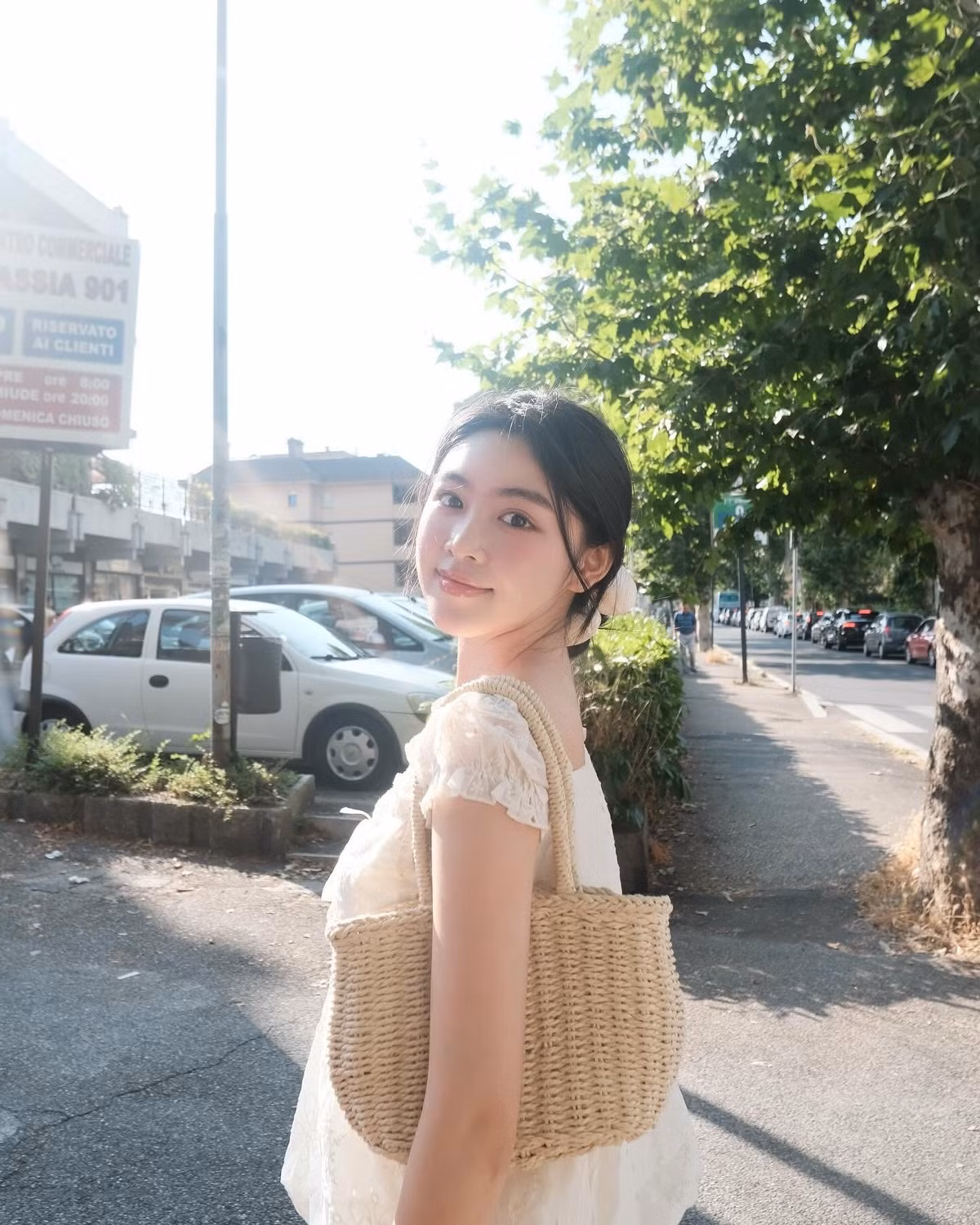 Qua những hình ảnh được chia sẻ, có thể thấy Lọ Lem đã có những trải nghiệm đáng nhớ tại 2 quốc gia châu Âu nổi tiếng.