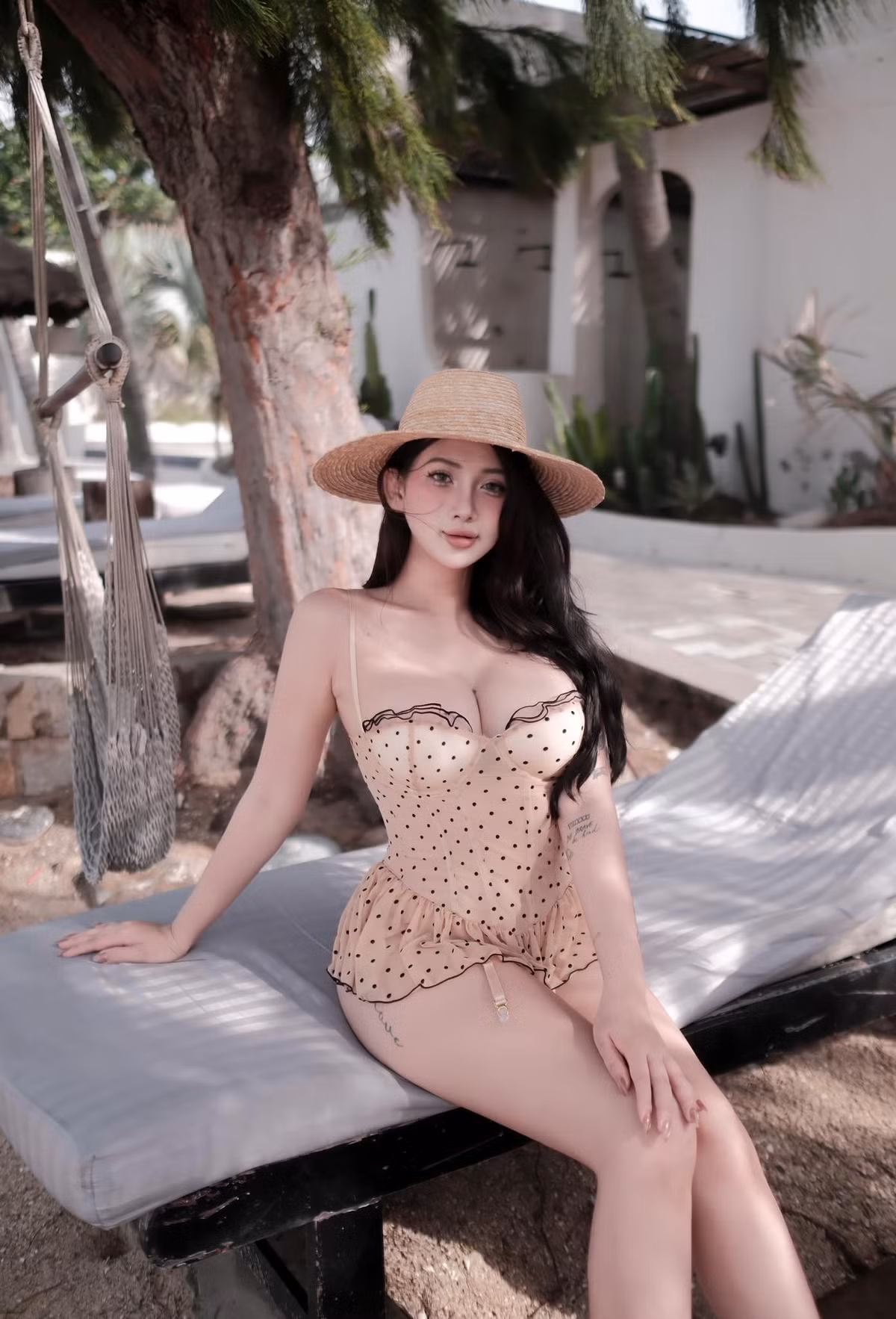 Trên MXH, rất nhiều trường hợp – đặc biệt là các hot girl đã từng bị lấy ảnh cá nhân rồi gán ghép, chế meme, làm content mà không hề được hỏi ý kiến.