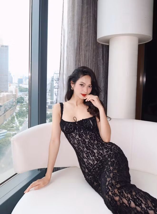 Vũ Thúy Quỳnh là một người mẫu, á hậu 2 tại cuộc thi Miss Universe Vietnam 2024, nổi tiếng với vẻ đẹp sắc sảo, hình thể gợi cảm và phong thái tự tin.