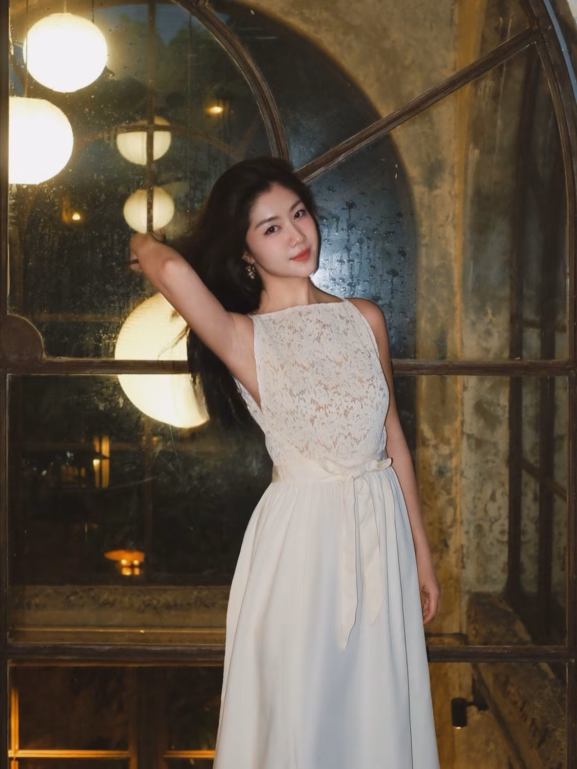 Tôn Nữ Nam Phương (SN 1990, Đà Nẵng) được biết đến là tiếp viên trưởng của hãng hàng không Vietnam Airlines. Cô nàng thu hút sự chú ý của cộng đồng mạng khi sở hữu gương mặt xinh đẹp, thành tích học tập ấn tượng.