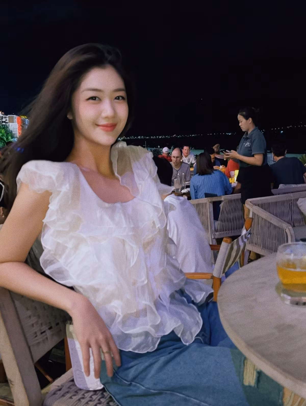 'Nữ tiếp viên trưởng đẹp nhất Việt Nam' không chỉ là biểu tượng của vẻ đẹp hiện đại mà còn là người phụ nữ biết trân trọng quá khứ, lan tỏa những giá trị tốt đẹp đến cộng đồng. Đây chính là lý do vì sao cô luôn nhận được sự yêu mến đặc biệt từ công chúng, vượt xa danh xưng 'người đẹp ngành hàng không'.