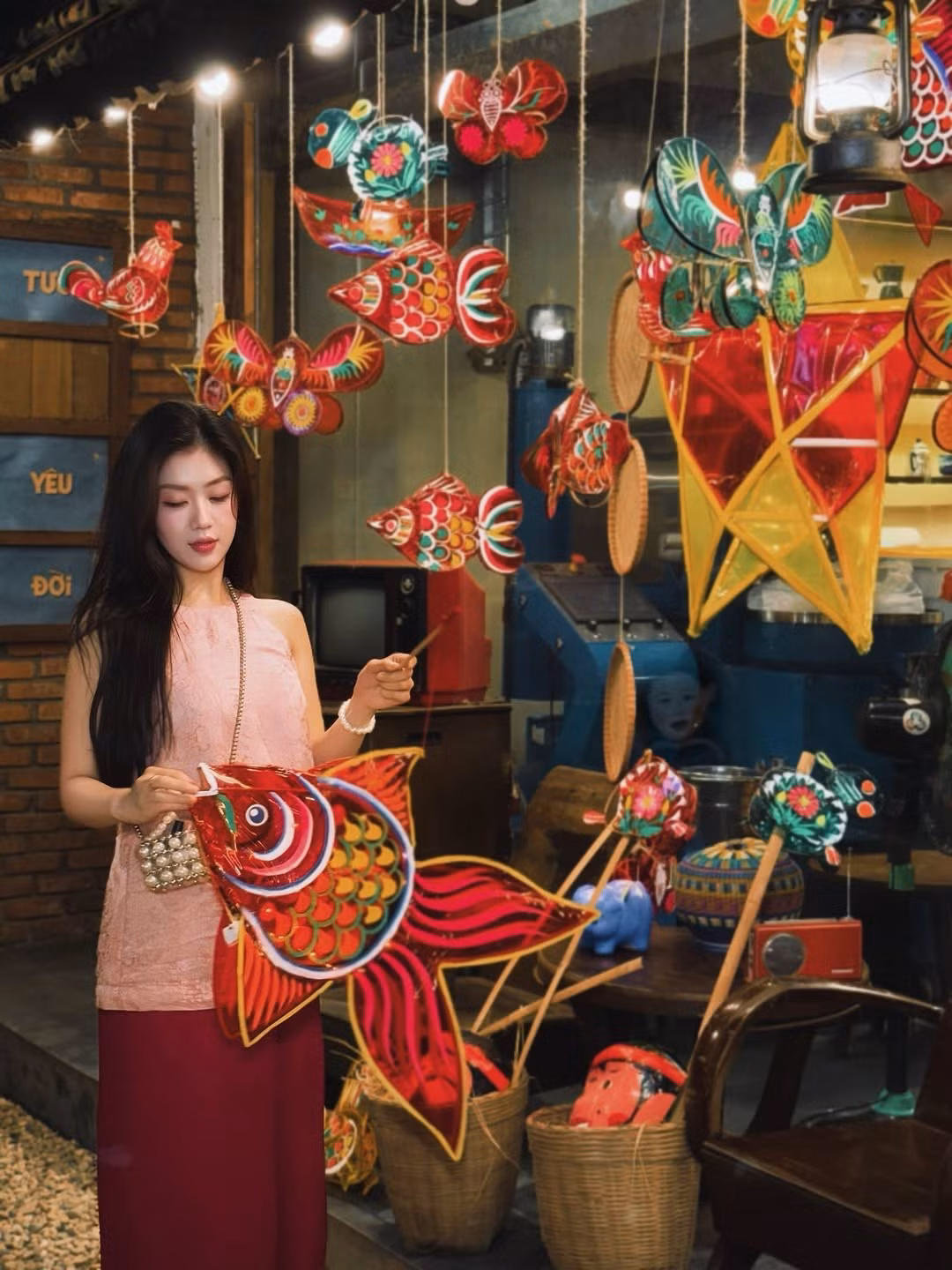 Trên trang cá nhân của mình, 'nữ tiếp viên trưởng đẹp nhất Việt Nam' Tôn Nữ Nam Phương không chỉ khoe nhan sắc ngày càng mặn mà, đằm thắm mà còn kể về những ký ức Trung thu tuổi thơ.