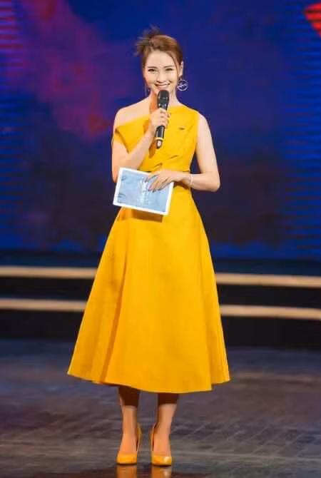 Sự tinh tế trong phong cách của Mù Tạt còn được thể hiện qua cách cô chọn và kết hợp phụ kiện, cũng như những chi tiết thiết kế nhỏ nhưng đầy sức hút trên trang phục.