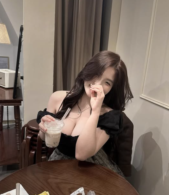 Trong video, nữ game thủ ưu tiên diện đồ ngắn, áo dây bó sát, khoe trọn vòng 1 nảy nở và vòng eo "con kiến", thực hiện các động tác "cà hẩy" gợi cảm, đánh hông liên tục.