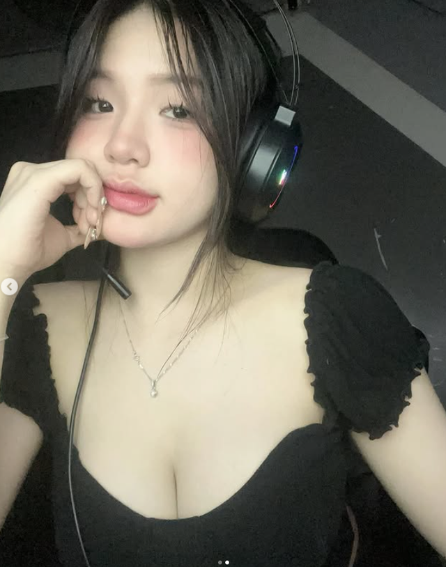 Chẳng chia sẻ rõ ràng hay cụ thể về thông tin tựa game đang "try hard" xong nhan sắc xinh đẹp, gương mặt thanh tú, làn da trắng mịn, của Lan Anh cũng đủ hút hồn fan nam, khiến dòng tus mời chơi game chung được chú ý.