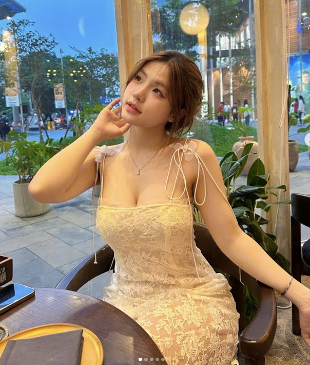 Tuy nhiên, video của Lan Anh cũng gây tranh cãi. Một số ý kiến cho rằng điệu nhảy của nữ game thủ quá gợi cảm, dễ bị hiểu là câu view.