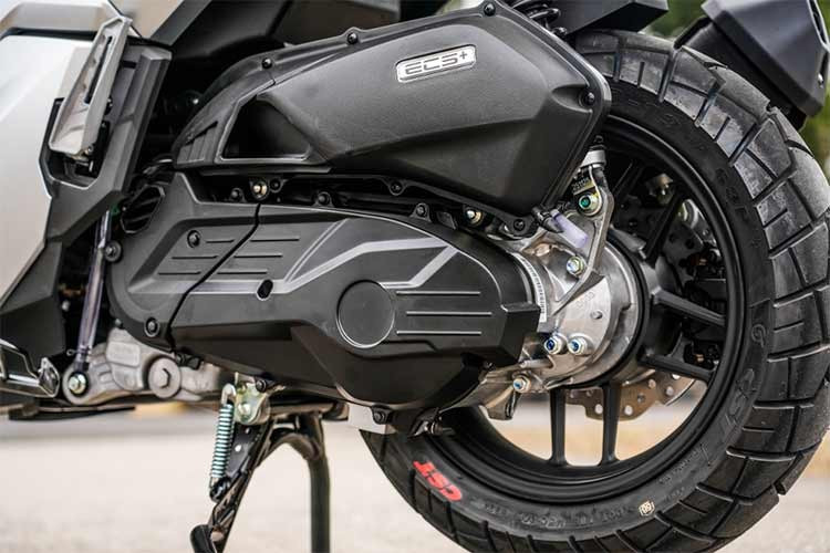Đáng chú ý, xe được trang bị phanh đĩa ở cả bánh trước và sau, cùng hệ thống chống bó cứng phanh (ABS) và kiểm soát lực kéo tương tự như Honda SH 160i. Xe được trang bị động cơ 150cc, 4 van, làm mát bằng nước, cho công suất tối đa 15,4 mã lực và mô-men xoắn cực đại 14,2 Nm.
