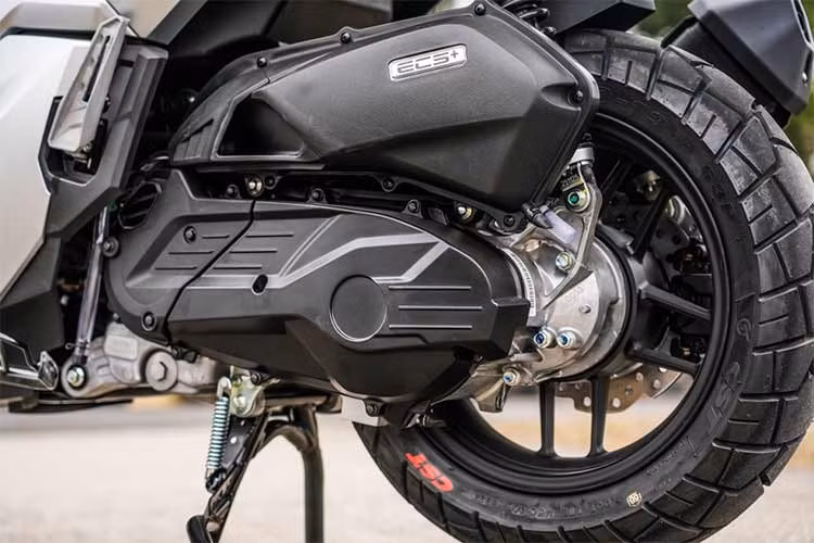 Đáng chú ý, xe được trang bị phanh đĩa ở cả bánh trước và sau, cùng hệ thống chống bó cứng phanh (ABS) và kiểm soát lực kéo tương tự như Honda SH 160i. Xe được trang bị động cơ 150cc, 4 van, làm mát bằng nước, cho công suất tối đa 15,4 mã lực và mô-men xoắn cực đại 14,2 Nm.