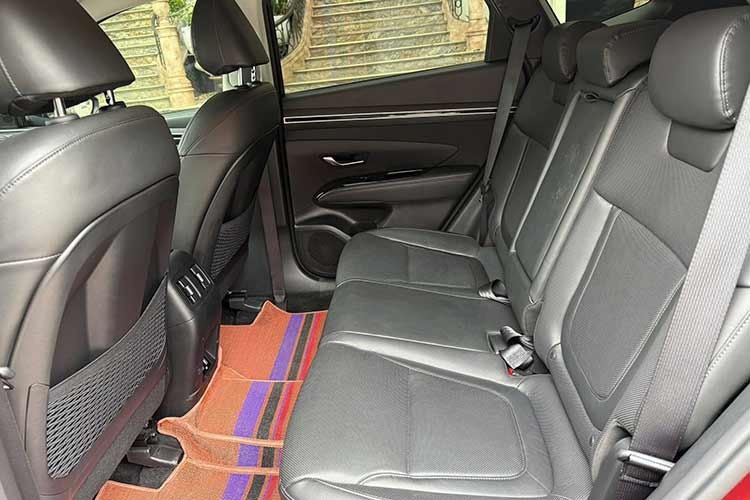 Không gian nội thất của Tucson 2023 cũng được đánh giá cao về sự rộng rãi. Với chiều dài cơ sở 2.755mm, hàng ghế sau thoải mái cho cả những hành khách cao lớn. Xe còn trang bị nhiều tiện ích như cửa sổ trời toàn cảnh, cửa gió riêng cho hàng ghế sau và cổng sạc USB.