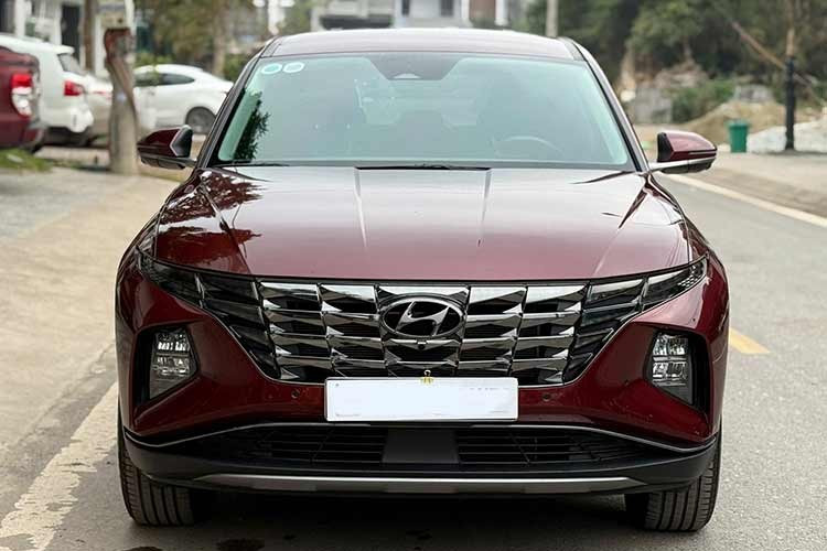 Đây là phiên bản cao cấp trong dải Tucson máy xăng, từng được xem là lựa chọn “vừa tầm” của nhiều gia đình khi mua xe mới cách đây chưa lâu. Điểm đáng chú ý đầu tiên theo người bán xe công bố nằm ở quãng đường sử dụng khá thấp, xe mới chỉ lăn bánh 14.000km sau khoảng gần 3 năm.