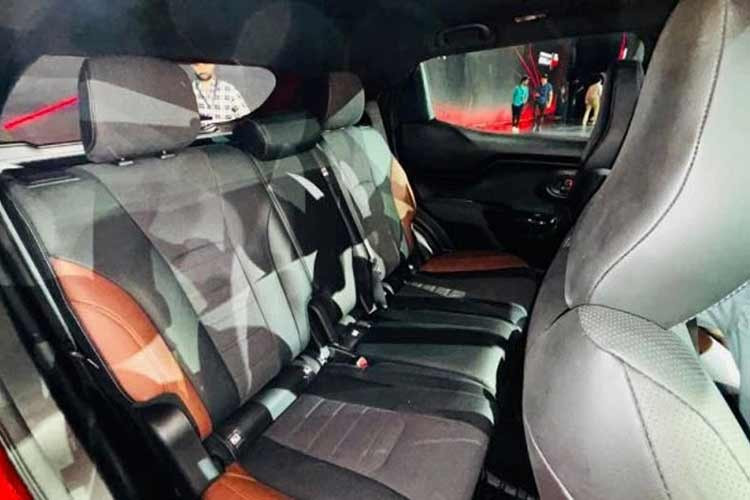 Về an toàn, mẫu SUV điện này sở hữu 7 túi khí, phanh tay điện tử tích hợp chức năng giữ phanh tự động, hệ thống chống bó cứng phanh ABS kết hợp phân bổ lực phanh điện tử EBD, cân bằng điện tử và hệ thống giám sát áp suất lốp.