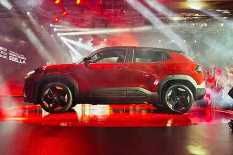 Mẫu SUV sở hữu cụm đèn pha LED mảnh mai, dải đèn định vị LED chạy dài cả phía trước và sau, nắp capo cơ bắp cùng các chi tiết như hốc bánh xe vuông vức và ốp thân xe chắc chắn. Phần đuôi xe được hoàn thiện gọn gàng với cụm đèn hậu LED thanh mảnh, mang đậm định hướng thiết kế dành riêng cho xe điện.