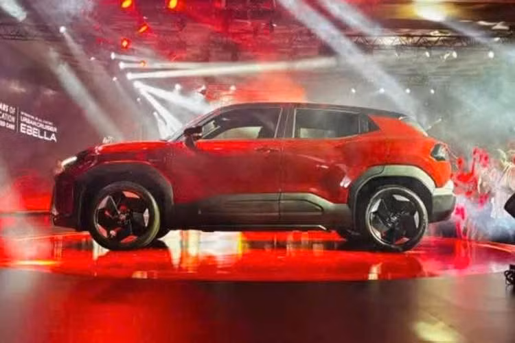 Mẫu SUV sở hữu cụm đèn pha LED mảnh mai, dải đèn định vị LED chạy dài cả phía trước và sau, nắp capo cơ bắp cùng các chi tiết như hốc bánh xe vuông vức và ốp thân xe chắc chắn. Phần đuôi xe được hoàn thiện gọn gàng với cụm đèn hậu LED thanh mảnh, mang đậm định hướng thiết kế dành riêng cho xe điện.