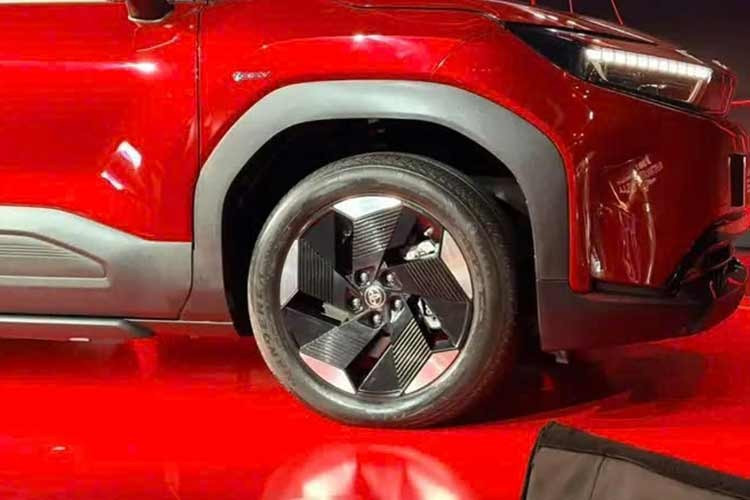 Toyota Urban Cruiser Ebella sử dụng cùng nền tảng với e Vitara, mẫu xe điện đầu tiên được Suzuki Ấn Độ ra mắt năm ngoái. Đây là lần đầu tiên hai công ty hợp tác trên một nền tảng xe điện, trước đó họ đã từng hợp tác trên các dòng xe sử dụng động cơ đốt trong.