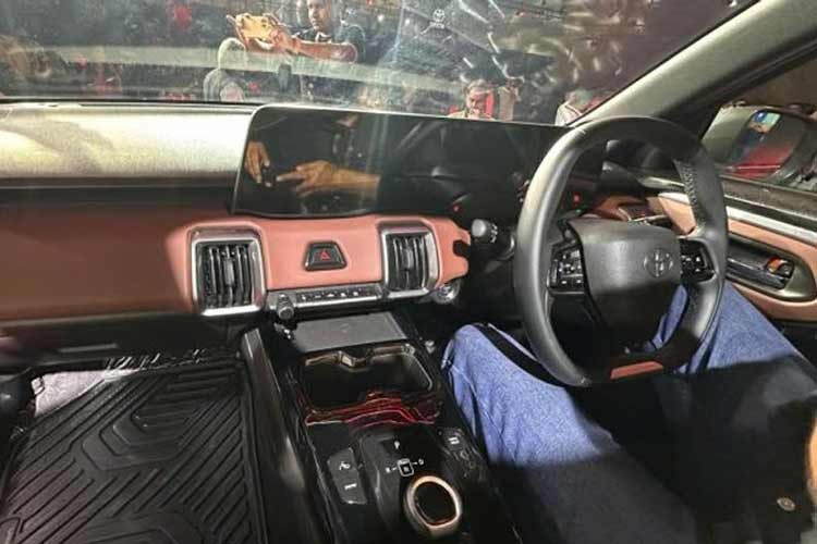 Nội thất của xe mang phong cách hiện đại với vô-lăng hai chấu, màn hình kỹ thuật số kép phục vụ giải trí và hiển thị thông tin lái xe, cùng bảng điều khiển trung tâm dạng nổi. Toyota cũng tích hợp gói an toàn chủ động ADAS, kết hợp với các tính năng an toàn tiêu chuẩn để đảm bảo đáp ứng các quy định toàn cầu.