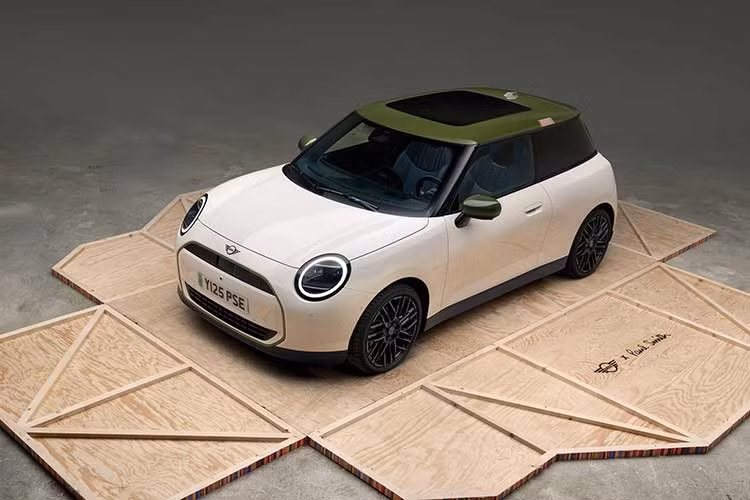 Phiên bản năm cửa tiêu hao nhiên liệu nhiều hơn một dặm/gallon, trong khi phiên bản mui trần hai cửa đạt mức tiêu hao nhiên liệu cao nhất là 30 mpg (7,8 l/100 km) trong chu trình thử nghiệm kết hợp của EPA.