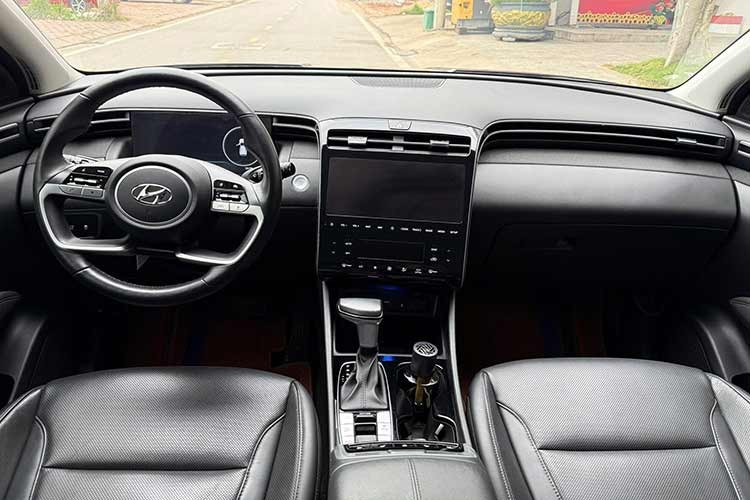 Bên trong xe, nội thất còn khá mới và được thiết kế trang nhã và tinh tế, với chất liệu da cao cấp, vô lăng bọc da tích hợp các nút điều khiển thông minh. Ghế lái chỉnh điện 10 hướng, điều hòa tự động 2 vùng và màn hình cảm ứng giải trí 10.25 inch, hỗ trợ Apple CarPlay và Android Auto. Đặc biệt, Hyundai Tucson 2023 còn có hệ thống âm thanh Bose 8 loa.