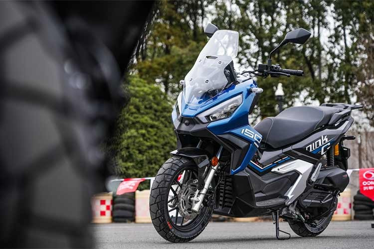 Với chiều cao yên 780 mm và trọng lượng khô 146 kg, Dink G150 phù hợp với nhiều đối tượng người dùng. Lốp xe địa hình Cheng Shin được trang bị tiêu chuẩn giúp xe dễ dàng chinh phục các địa hình phức tạp. Bình xăng dung tích 12 lít cho phép xe di chuyển quãng đường lên tới 450 km.